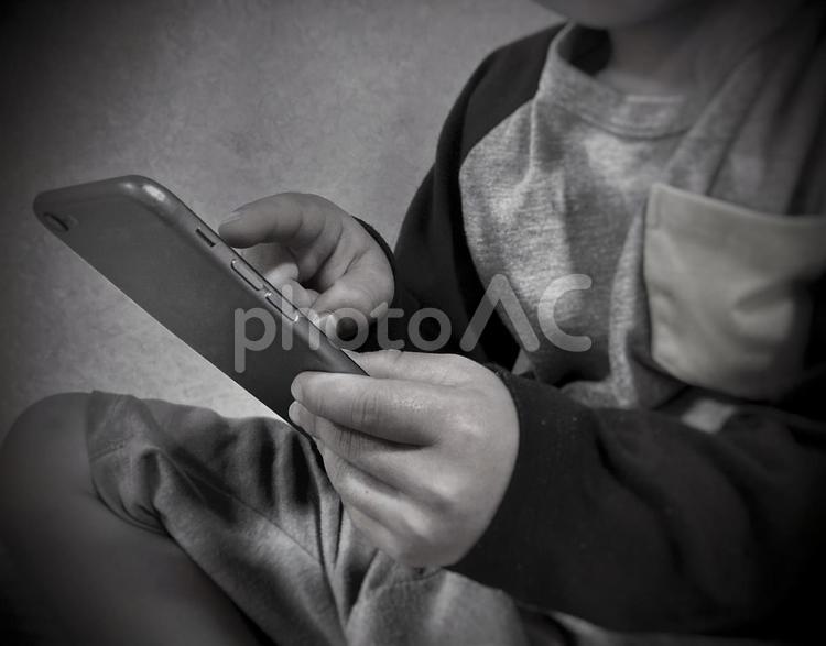 スマホを操作する子供の手元、スマホ依存 スマホ,子供,スマホ依存の写真素材