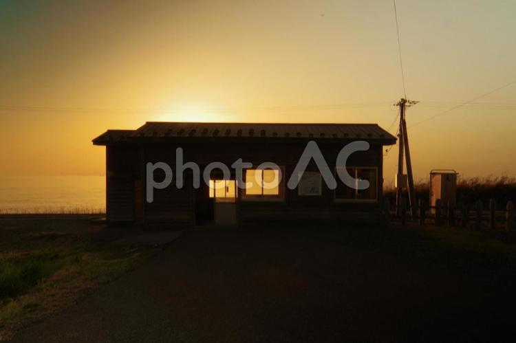驫木駅と夕焼け 夕陽,日本海,夕焼けの写真素材