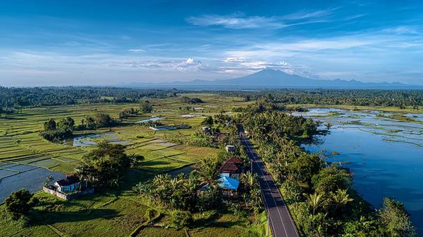 海と田園が広がる島の写真