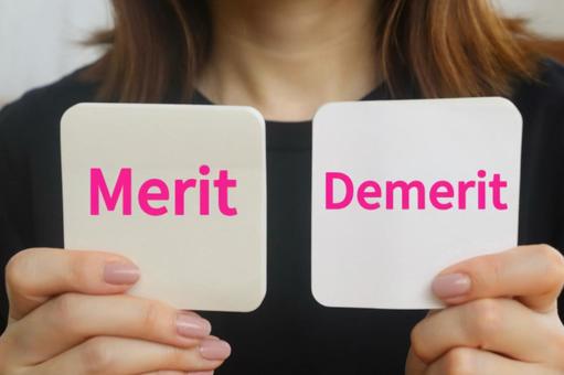 メモを持つ女性Merit Demeritの写真