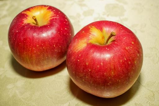 卓上に置かれた真っ赤なフジリンゴ リンゴ,林檎,果物の写真素材