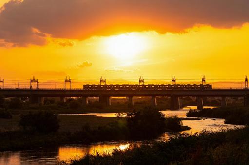 夕焼けの川に架かる橋 夕焼け,夕日,夕暮れの写真素材
