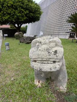 芝生の上の守り神 沖縄県立博物館,シーサー,守り神の写真素材
