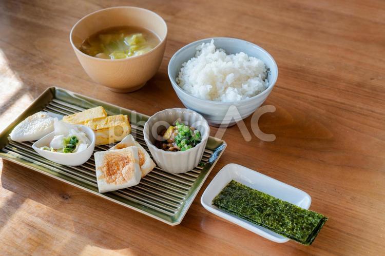 朝日差し込む和朝食の食卓 食卓,朝食,和食の写真素材