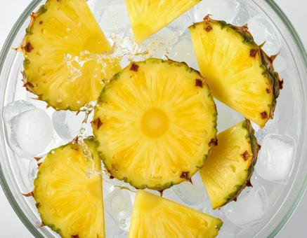 みずみずしいカットパインの写真