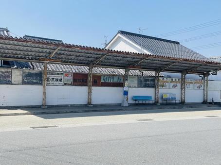 レトロバス停 バス停,古民家,景観の写真素材