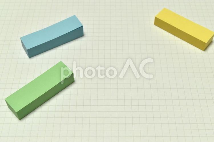 方眼紙と3色（緑、水色、黄）の付箋 付箋,方眼紙,カラフルの写真素材