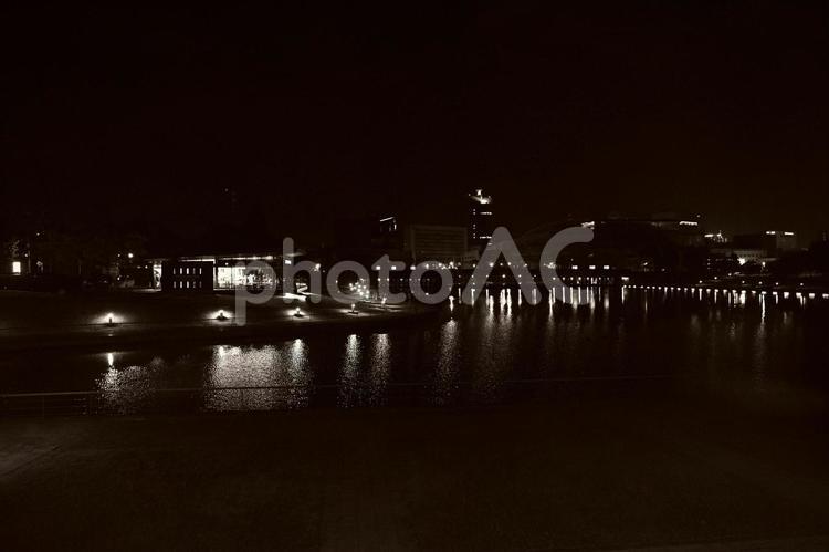 セピア色の落ち着いた夜景 夜景,夜,ライトアップの写真素材