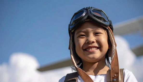 パイロットの姿をした日本人の子ども パイロットの姿をした日本人の子どもの写真