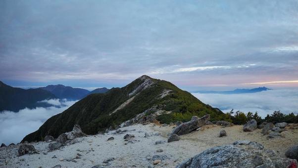 朝の鳳凰三山稜線 朝の鳳凰三山稜線 登山,鳳凰三山,鳳凰山の写真素材