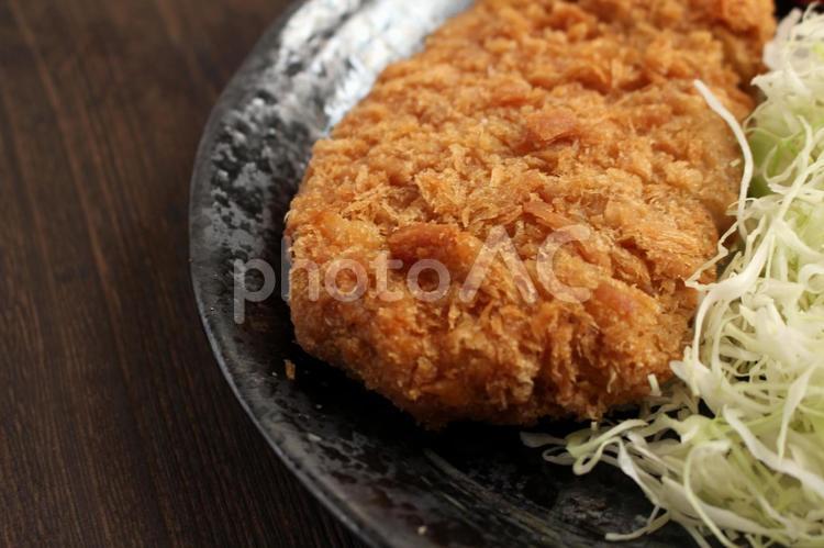 とんかつとキャベツの皿盛り とんかつ,キャベツ,皿の写真素材