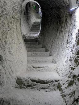 ヴァルジアの迷路のような通路 ヴァルジア,洞窟住居,修道院の写真素材