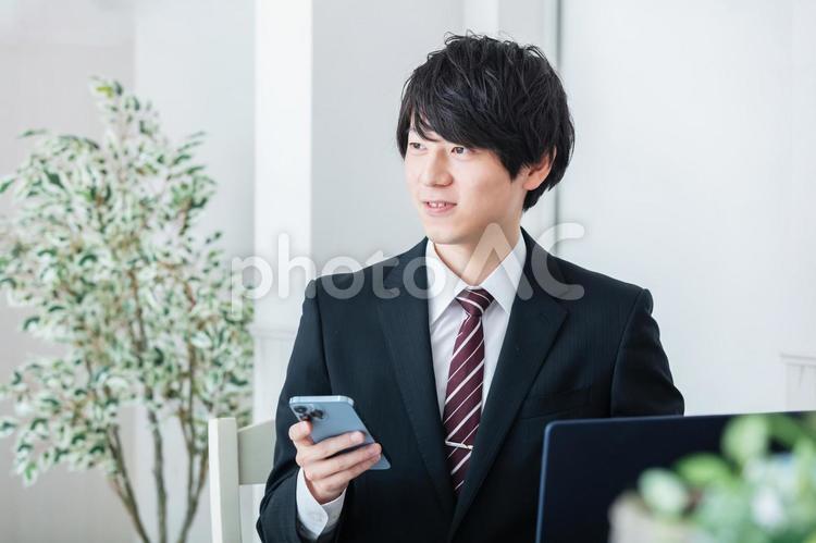 スマートフォンを操作するビジネスマン　 男性,スマホ,スマートフォンの写真素材