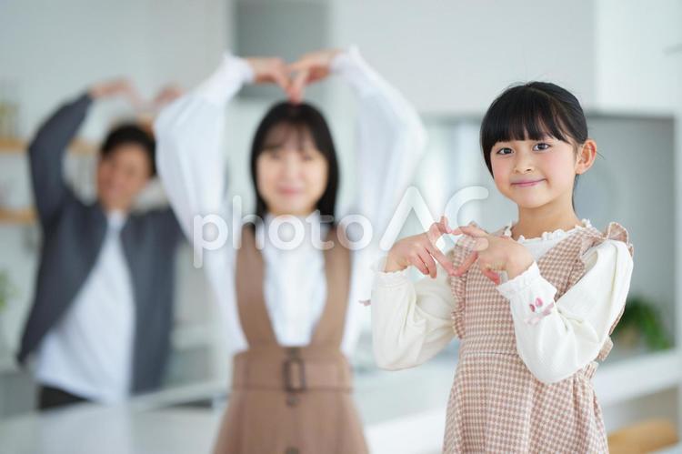 ハートのジェスチャーをする家族 女の子,男性,人物の写真素材