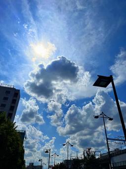 京都駅八条口辺りの空 京都駅八条口辺りの空の写真