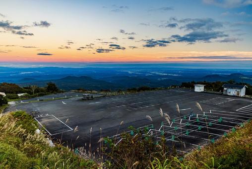 栗駒山 夕焼けに染まるススキ 栗駒山 夕焼けに染まるススキ 山,ススキ,すすきの写真素材