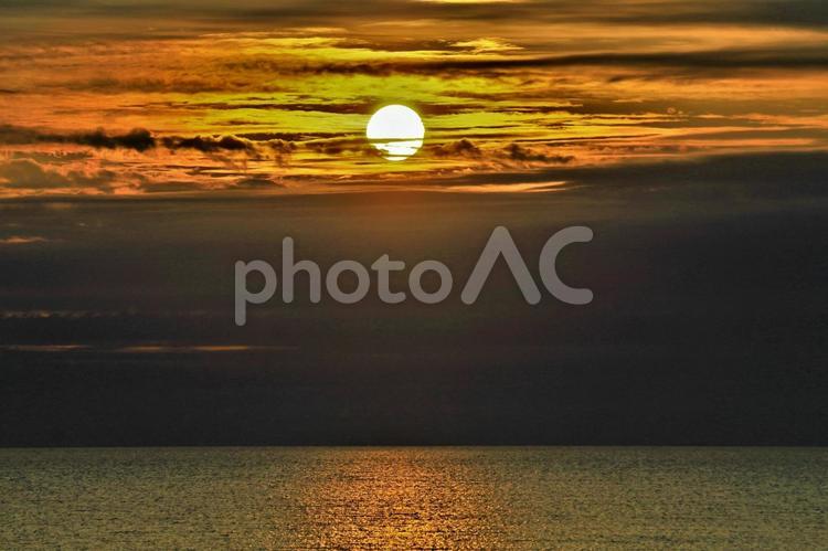 日本海に沈む夕日-北海道 夕日,海,夕焼けの写真素材