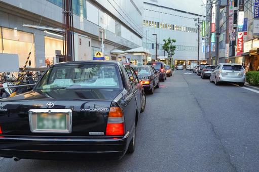 縦列するタクシー 縦列するタクシー タクシー乗り場,バス停,自動車の写真素材