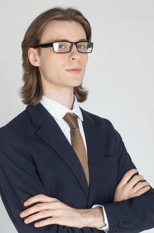 腕を組んでいるスーツにメガネのカメラ目線の男性 男性,外国人,欧米人の写真素材