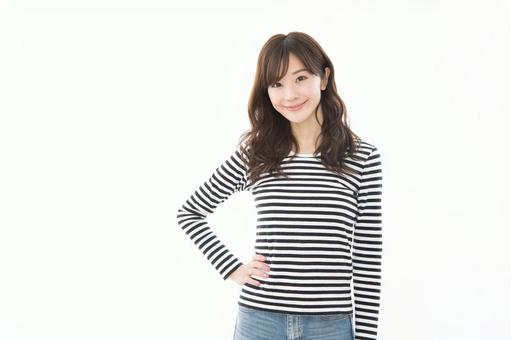 若い女性 ボーダー ポーズ 腰 手 若い女性 ボーダー ポーズ 腰 手の写真