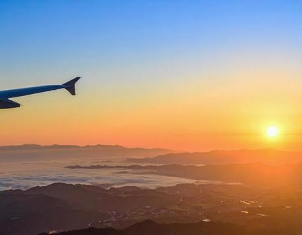 飛行機の羽根と夕焼け空 飛行機の羽根と夕焼け空の写真