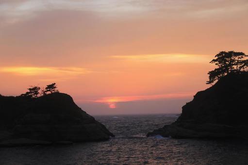堂ヶ島の向こうに綺麗な夕陽 堂ヶ島の向こうに綺麗な夕陽 綺麗な夕陽,堂ヶ島,島の向こうにの写真素材