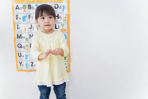 英語の勉強をする子供 英語の勉強をする子供の写真