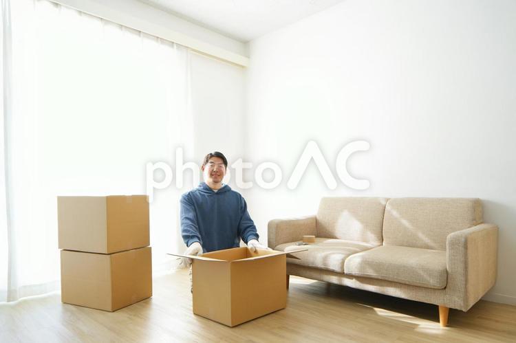 引っ越しの荷造り中の男性 引っ越し,一人暮らし,男性の写真素材