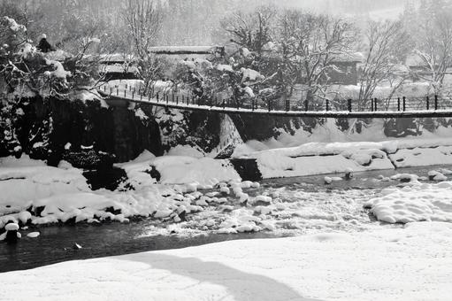 雪の白川郷 雪の白川郷 白黒,モノクローム,橋の写真素材