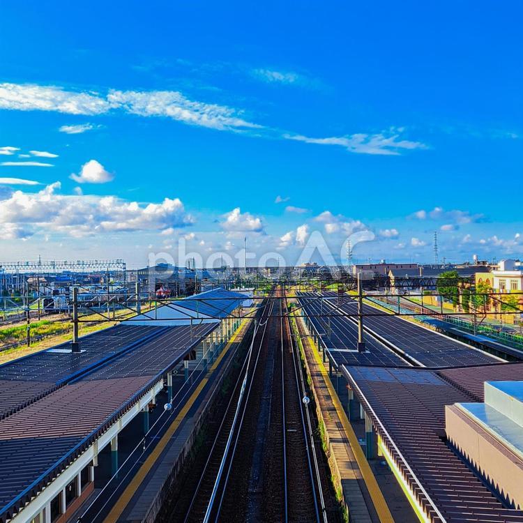 上から見下ろす駅のホームと青空 駅,ホーム,空の写真素材