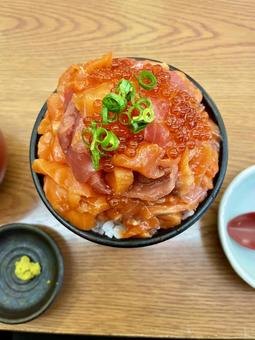 贅沢なサーモンといくらの海鮮丼 海鮮丼,サーモン,イクラの写真素材