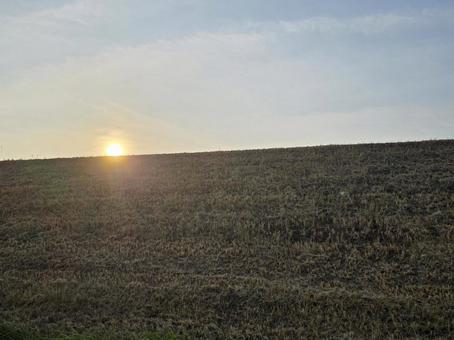 朝日と土手 空,背景,風景の写真素材