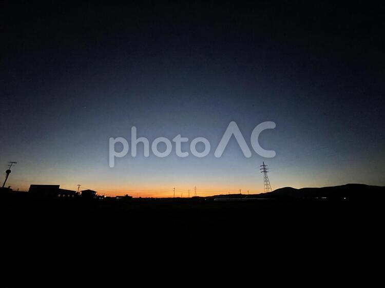 夕暮れどき20201201-1 電気,空,シルエットで映すの写真素材
