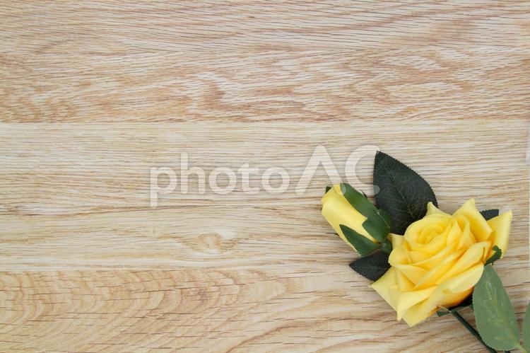 木の床に黄色いバラ バラ,記念日,記念の写真素材