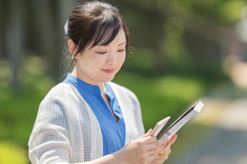 笑顔でパスポートを見る女性 旅行,旅,観光の写真素材