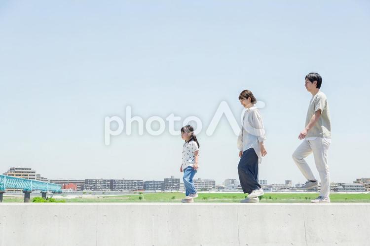土手を行進する家族 人物,家族,女性の写真素材