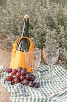 ワインボトルとぶどう ぶどう,フルーツ,食べ物の写真素材