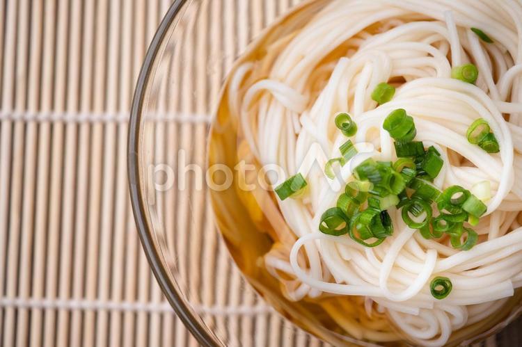 ガラスの器に盛ったそうめん ガラスの器に盛ったそうめん そうめん,麺類,つけ麺の写真素材