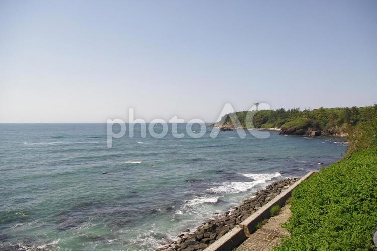 岬に波が寄せる海岸の風景 岬,海,海岸の写真素材