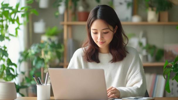 ノートパソコンで作業する女性_1の写真