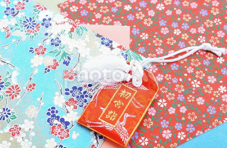 初宮詣　お宮参りのお守り　朱色 お宮参り,お守り,初宮詣の写真素材