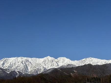 冠雪の北アルプス　白馬三山　長野県白馬村 冠雪,北アルプス,山並みの写真素材