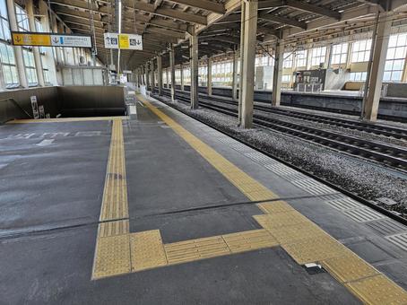 新幹線ホームの黄色いブロック02 新幹線ホームの黄色いブロック02 新幹線,ホーム,黄色い線の写真素材