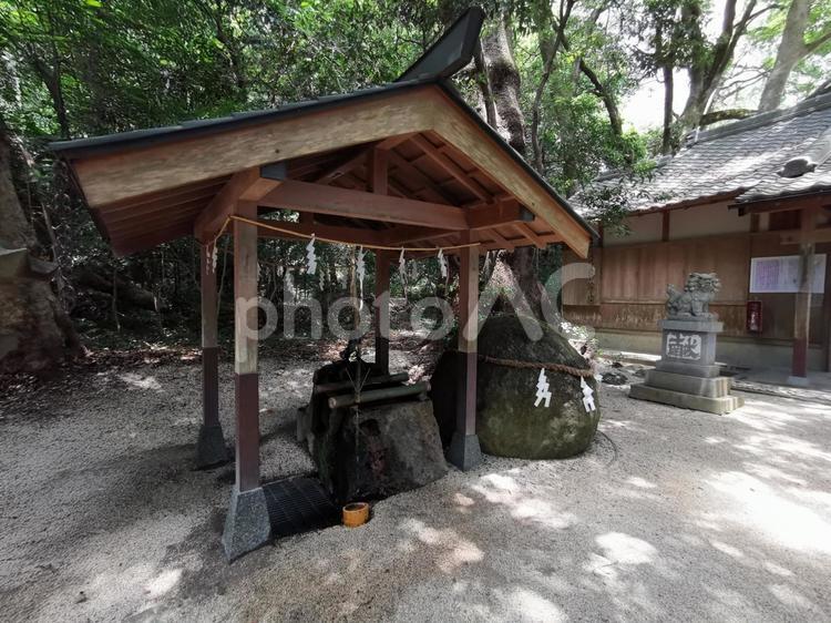 熊野古道　花窟神社 　花の窟神社　手水舎 熊野古道,花窟神社,花の窟神社の写真素材