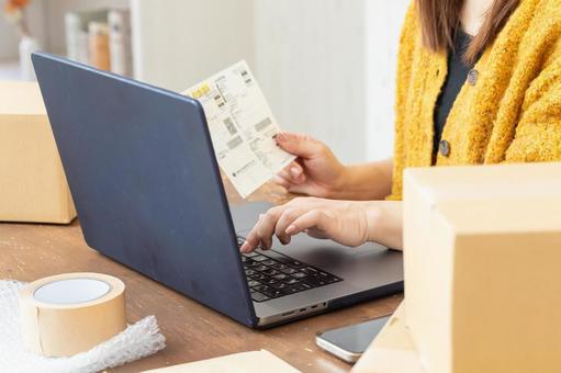 荷物の発送準備をする女性 配送,配達,段ボールの写真素材