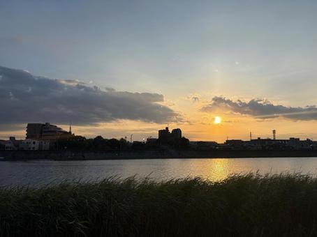 川辺に沈む夕日 川辺に沈む夕日 川,河川,夕景の写真素材