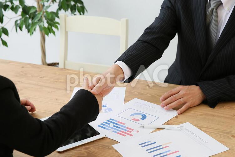 握手するビジネスマン 握手,契約,ビジネスの写真素材