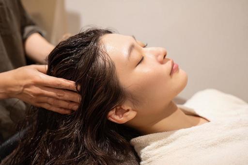 ヘッドスパを受ける女性-7 ヘッドスパを受ける女性-7の写真