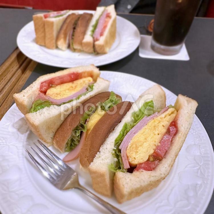 厚焼き玉子のサンドイッチ 厚焼き玉子,サンドイッチ,トマトの写真素材