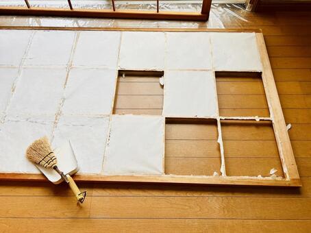 障子の貼り替え 障子,破れた障子,貼り替えの写真素材